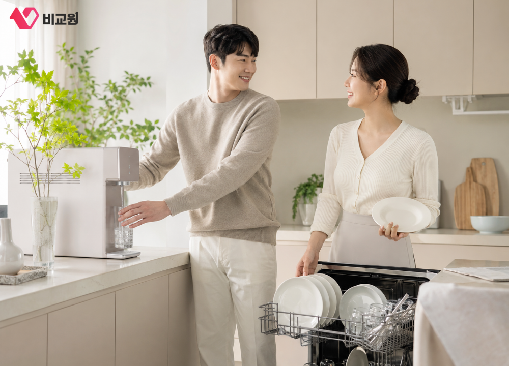 맞벌이 신혼부부가 정수기, 식기세척기 사용하는 모습
