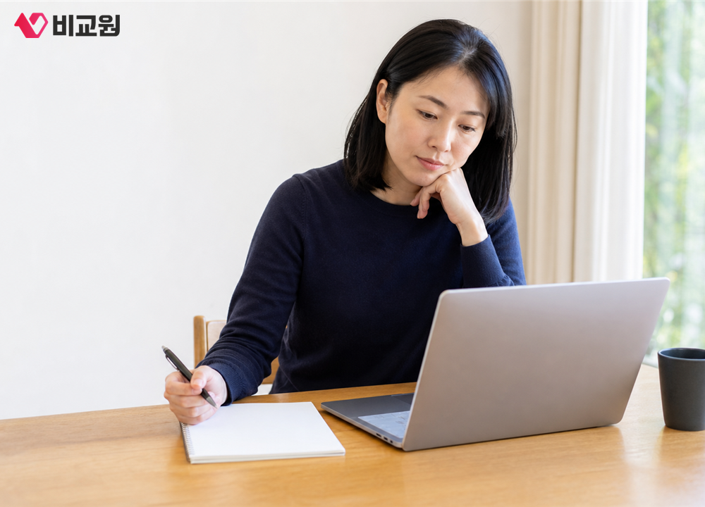 식탁에서 노트북을 두고 확인할 항목을 적어보는 모습