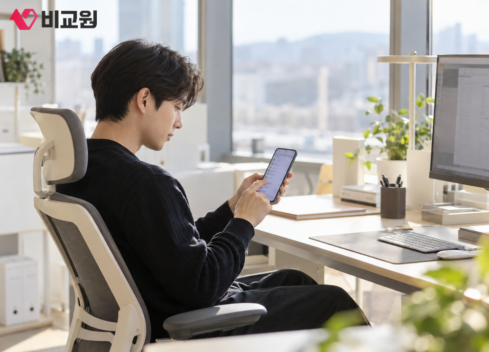 휴대폰 설정의 애플리케이션 목록을 스크롤하며 낯선 앱을 찾는 모습을 어깨너머에서 본 장면