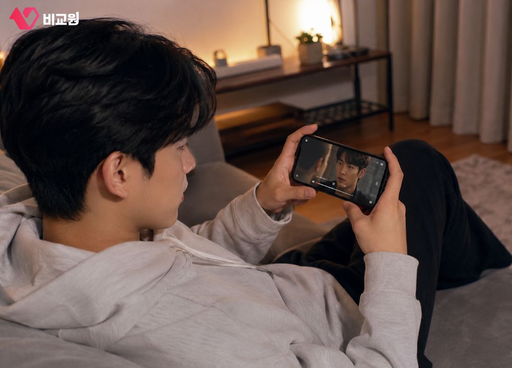OTT로 드라마 시청 중인 사용자 이미지