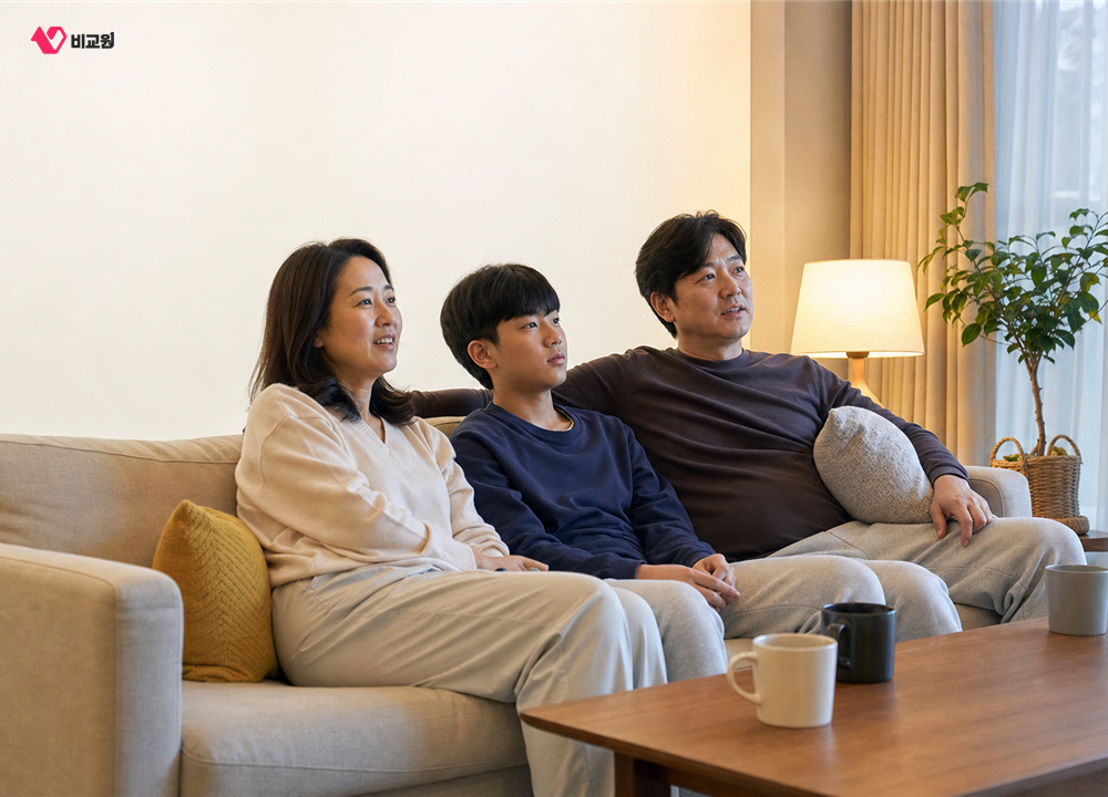 저녁 거실 소파에 함께 앉아 있는 세 식구의 모습