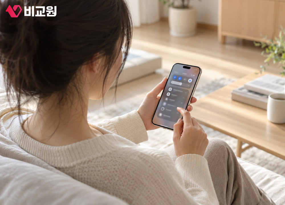 소파에 앉아 휴대폰으로 TV 앱 로그인을 이어서 하는 20대 여성의 모습