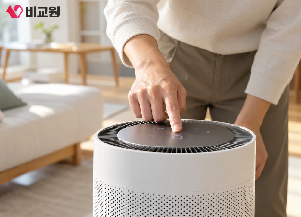 거실에서 공기청정기 조작 화면을 눌러 설정하는 모습