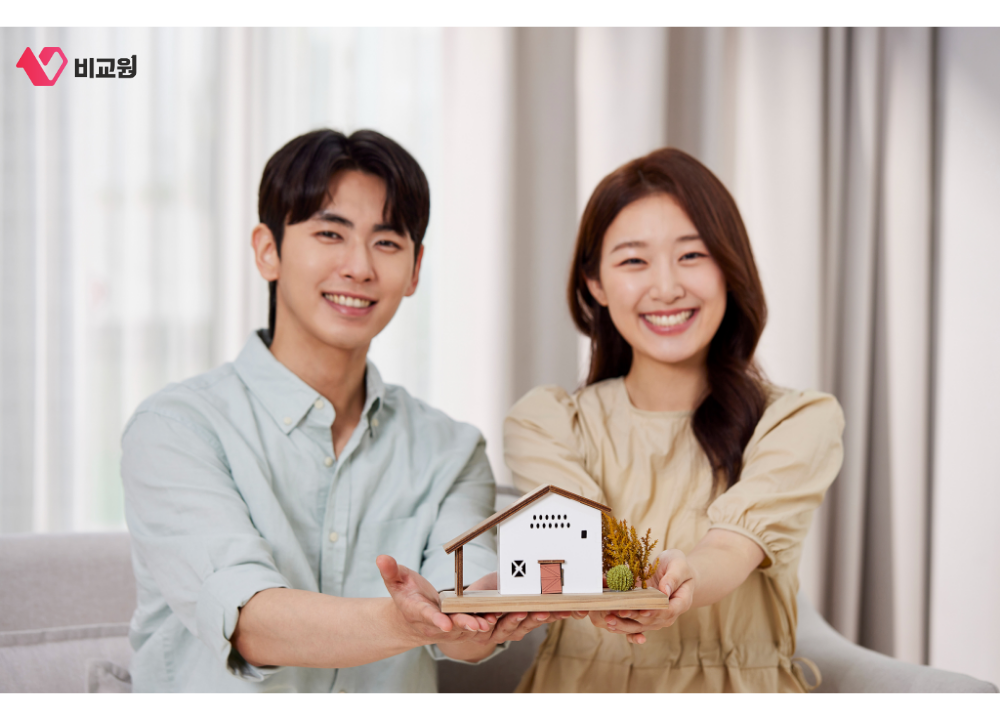 주택 모형을 들고 내 집 마련을 준비하는 예비부부