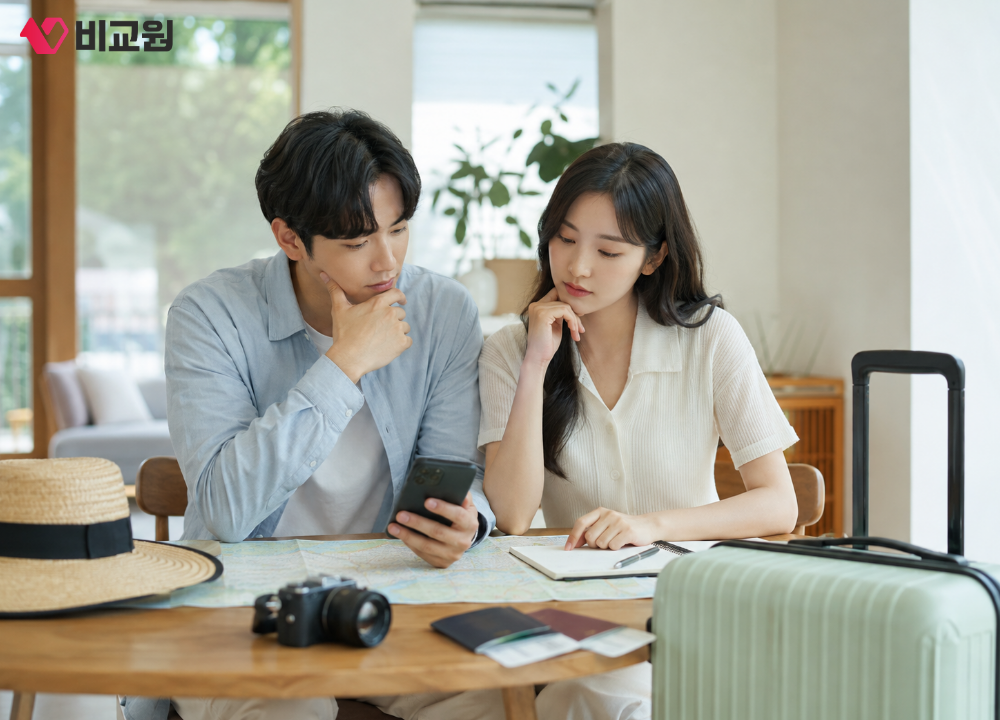커플 여행 계획 중 데이터 어떻게 쓸지 고민하는 모습