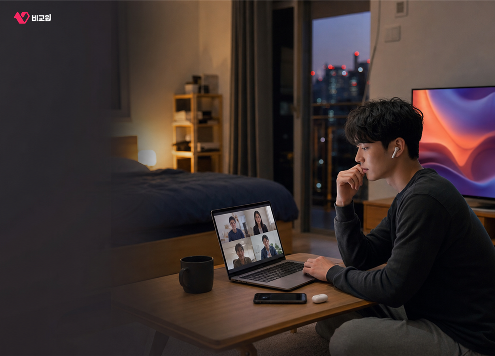 노트북과 TV 등 원룸의 인터넷 사용 기기를 확인하는 입주자