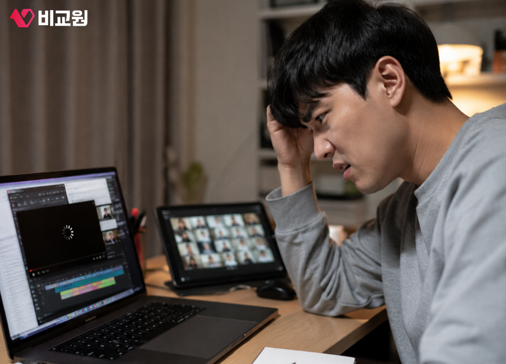 인터넷 끊김 현상으로 불편해 하는 모습
