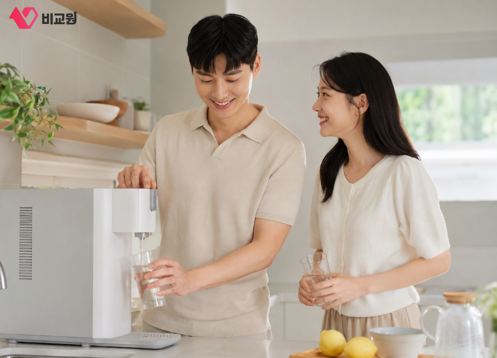 맞벌이 신혼부부가 정수기를 사용하는 모습