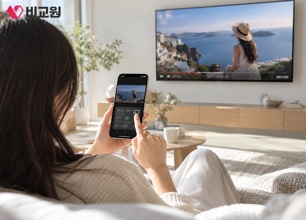 휴대폰 유튜브 영상을 TV로 보내 놓고 소파에서 함께 보는 20대 여성의 모습